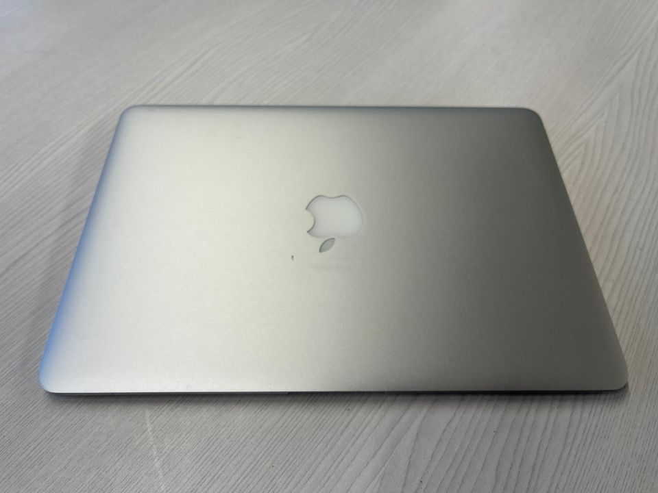2020 Apple MacBook Air laptop: Apple M1 chip, 13-inch retina display, 8GB RAM, 512GB.