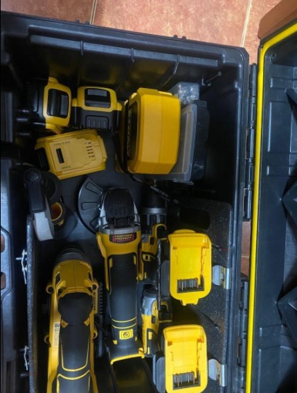 · DeWALT Brushless 4-Tool Kit, 18V, Black Yellow